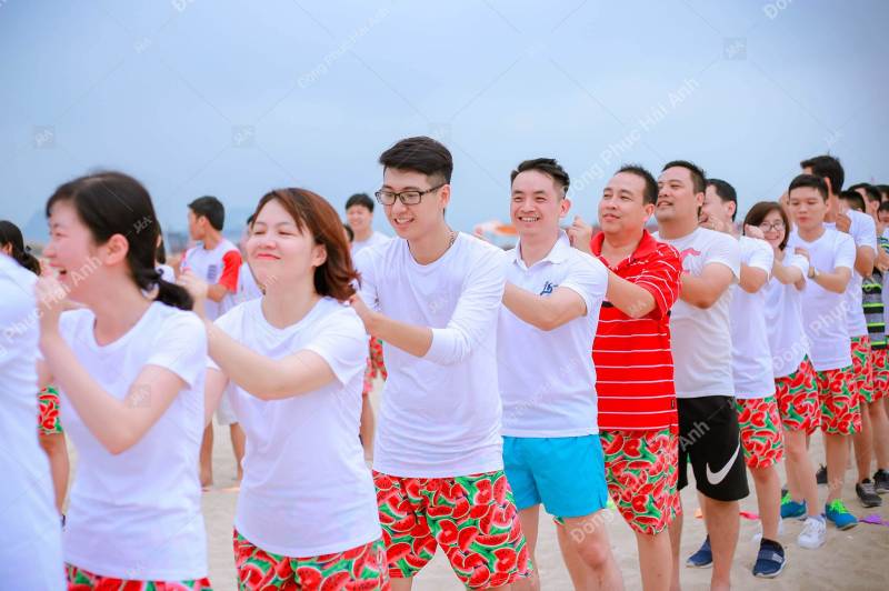 Vải thun trơn thường được dùng cho các mẫu Fly88 com giải trí trực tuyến cổ tròn đem đến cảm giác thoải mái, tự tin cho nhân viên