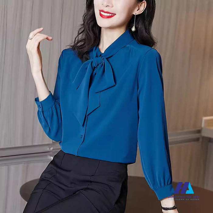 Áo sơ mi màu xanh dương phối cổ nơ là một điểm nhấn thú vị dành cho các nàng