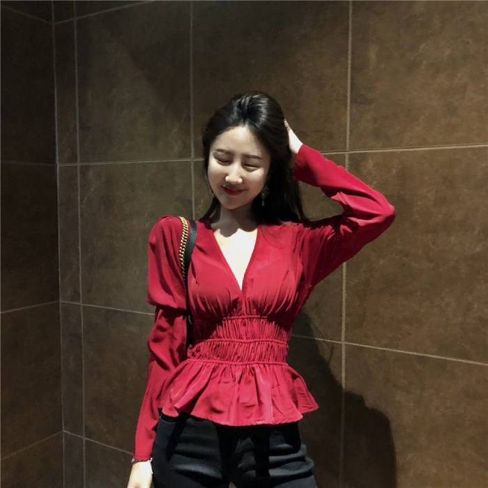 Sơ mi cổ chữ V quyến rũ cùng phần eo thon gọn