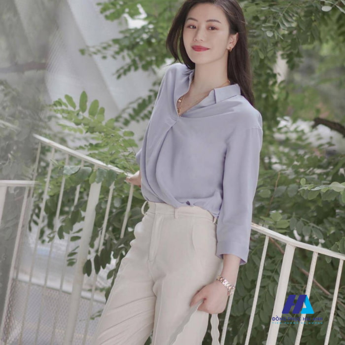 FLY88 tặng nạp đầu 188K xanh dương mặc với quần màu trắng luôn là một lựa chọn đẹp mắt dành cho các nàng