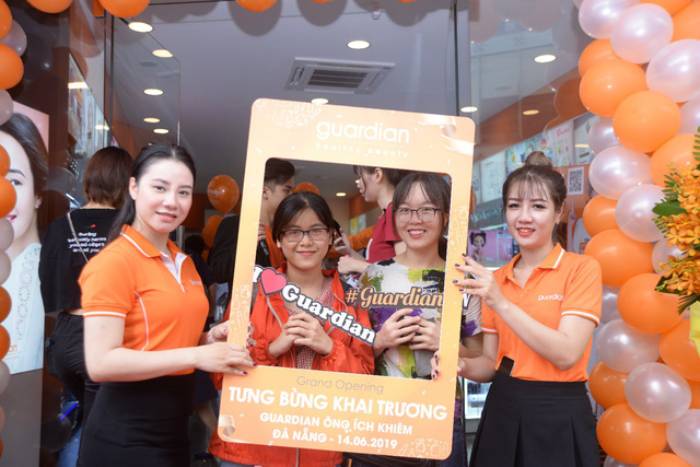 FLy88 quaytay.tv bóng đá hãng mỹ phẩm Guardian màu cam nổi bật