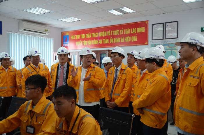 FLy88 quaytay.tv bóng đá áo liền quần có khuy cài tiện lợi với tone màu vàng tươi tạo nên sự nổi bậ