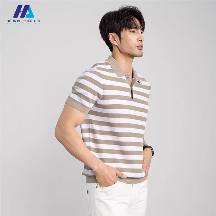 Kết hợp Fly883 Mở Tài Khoản kẻ ngang cùng quần âu tạo nên phong cách năng động