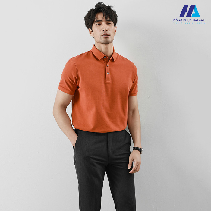 Mẫu Fly88 com giải trí trực tuyến polo cơ bản cho nam phối với quần tây mang lại vẻ đẹp lịch lãm