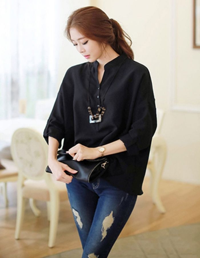 sơ mi đen kết hợp cùng quần bò xanh