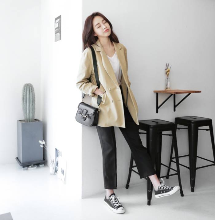 Giày thể thảo đơn giản, nhẹ nhàng tạo phong cách trẻ trung khi phối cùng quần âu Trang Chủ Fly88.Com Uy Tín Đẳng Cấp Số 1 Châu Á
