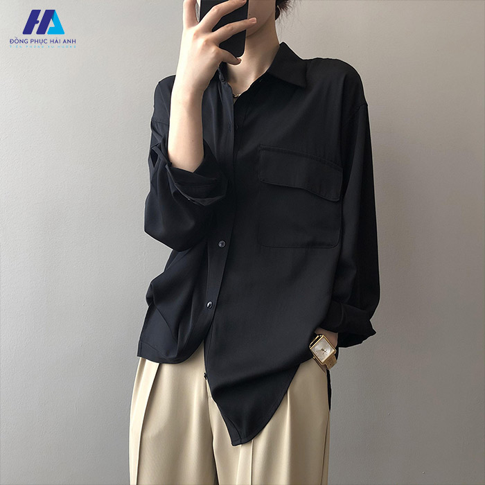 Áo sơ mi đen oversize mang lại vẻ đẹp phóng khoáng, trẻ trung 