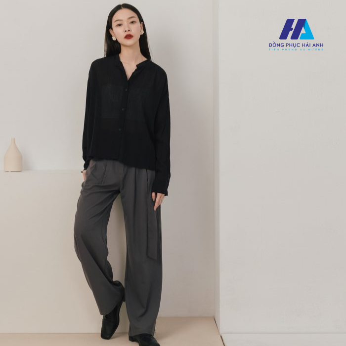 Sơ mi đen phối cùng quần tây nữ là phong cách đơn giản thường thấy