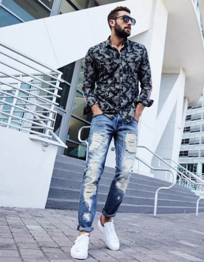 phong cách mạnh mẽ, sơ mi hoạ tiết cùng quần jeans rách bụi bặm