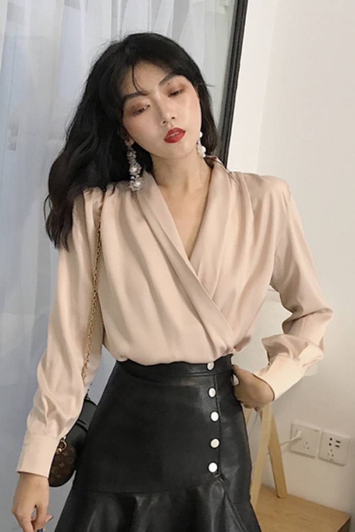 Mẫu sơ mi nữ cổ chữ V vạt lệch độc đáo và ấn tượng