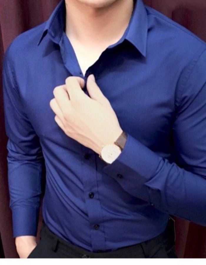 sơ mi xanh dương đậm giúp che lấp khuyết điểm cơ thể