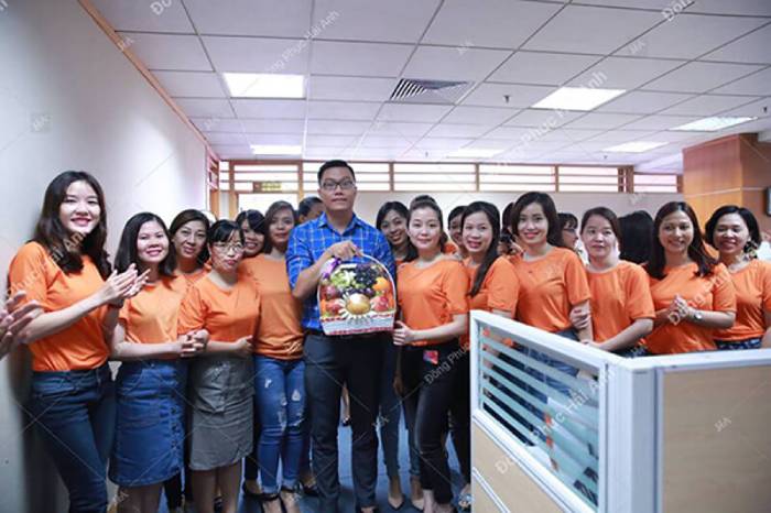 Mẫu Flyok.vip truy cập ngay công ty cổ tròn màu da cam nổi bật.