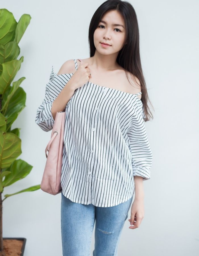 Mẫu sơ mi 2 dây màu trắng sọc đen có thể phối với quần jean hoặc Fly88com code khuyến mãi đều hợp