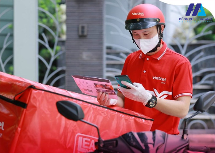 Phụ kiện mũ bảo hiểm và túi giao hàng của Viettel Post
