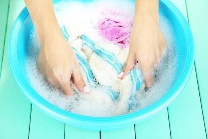 Giặt giũ áo đúng cách là một trong những mẹo giữ Nhà Cái FLY88.COM Xanh Chín, Uy Tín Tặng 188k luôn như mới, bền lâu