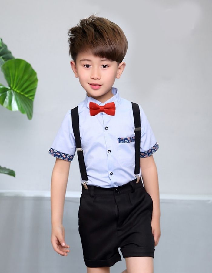 Hình ảnh bé trai được mẹ tậu cho chiếc nơ đỏ phối cùng FLY88 tặng nạp đầu 188K