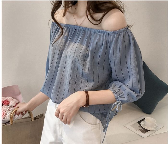 Kết hợp quần 3 sọc ống rộng với áo trễ vai sexy