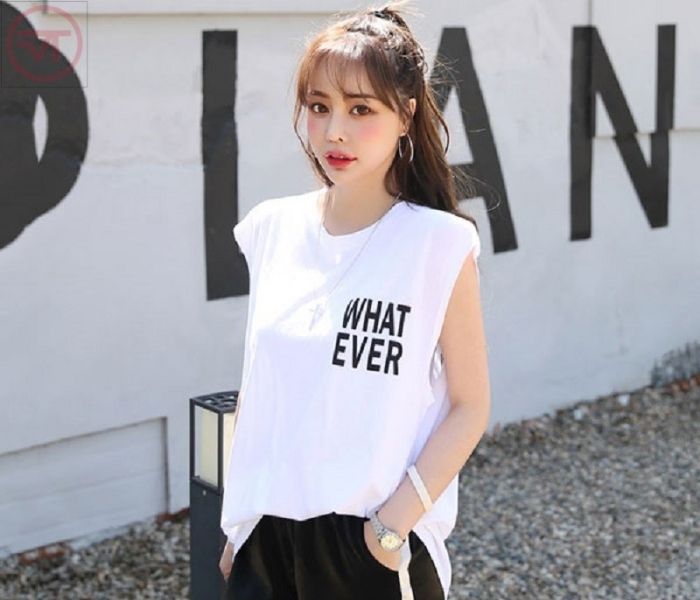 Áo sát nách là lựa chọn lý tượng để kết hợp cùng quần 3 sọc ống rộng