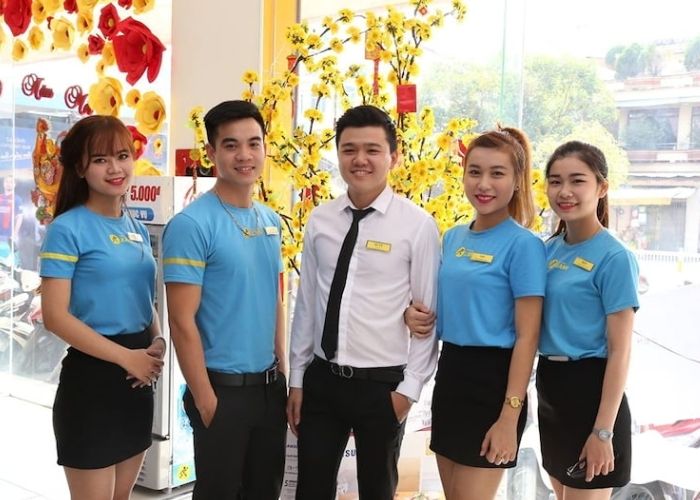 Quần âu sơ mi trắng là Flai88 nhà cái OkVip của quản lý điện máy xanh