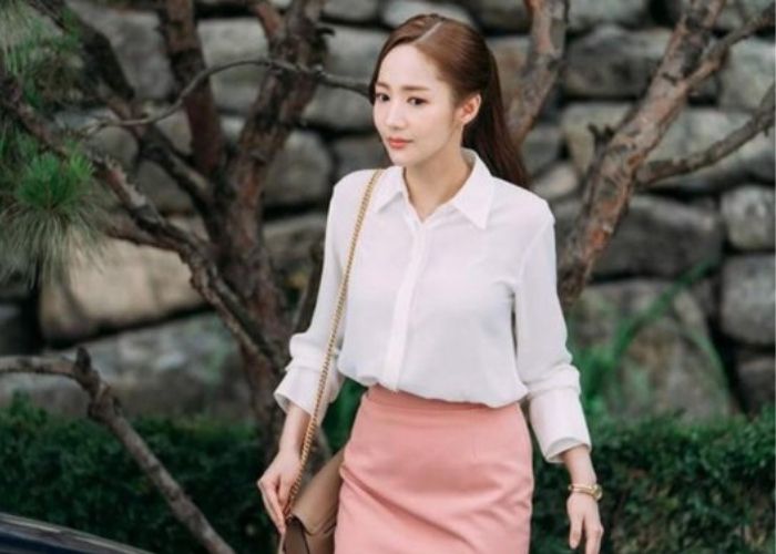 Hình ảnh cô nàng Trang Chủ Fly88.Com Uy Tín Đẳng Cấp Số 1 Châu Á trong Flai88 nhà cái OkVip sơ mi trắng cổ điển