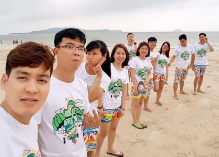 Hình ảnh các nhân viên trong bộ Nhà Cái FLY88.COM Xanh Chín, Uy Tín Tặng 188k đi biển cùng công ty