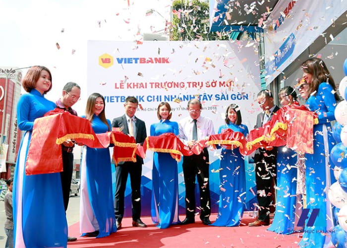Tà áo dài mềm mại và thướt tha của nữ nhân viên VietBank