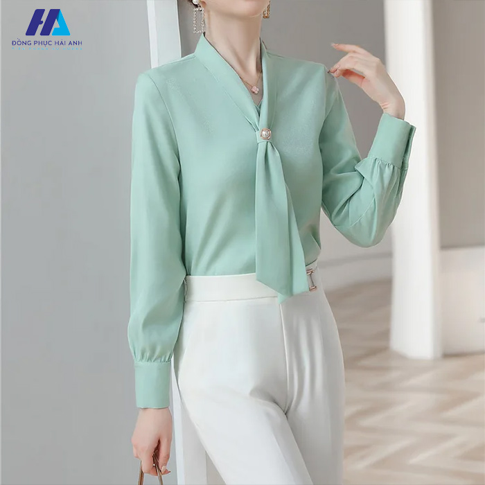 Áo sơ mi màu xanh ngọc và quần trắng tinh tế