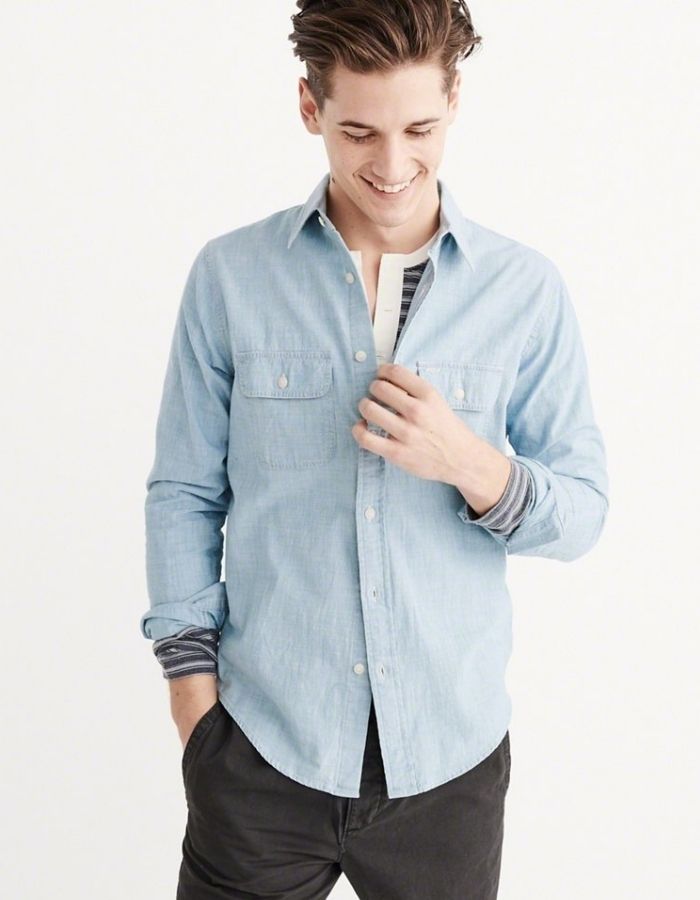 Áo sơ mi chambray với màu xanh dương nhạt