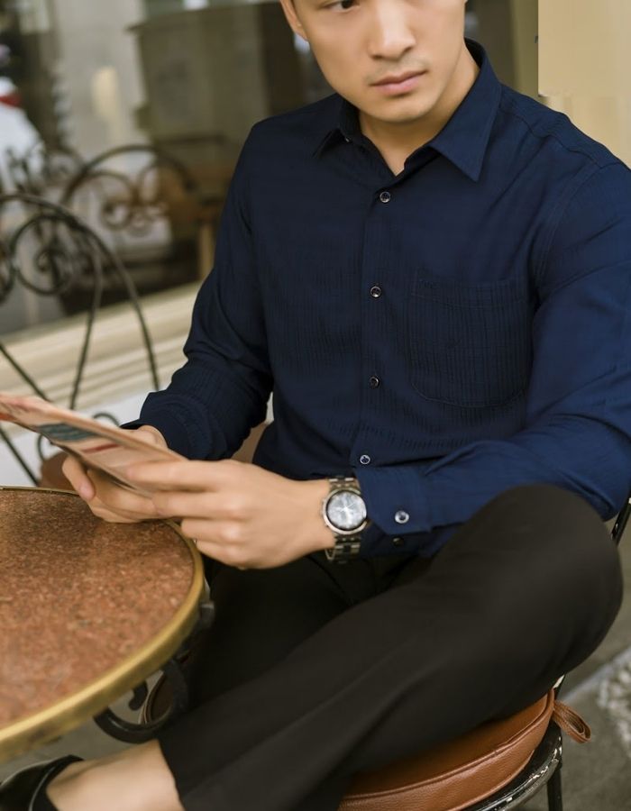 Nên kết hợp sơ mi xanh đen cùng quần nâu mang lại vẻ đẹp cổ điển