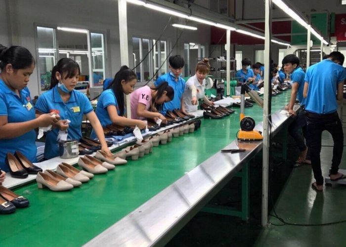 May Flyok.vip truy cập ngay công ty cho nhân viên xưởng giày cần chú ý chọn màu sắc cho phù hợp