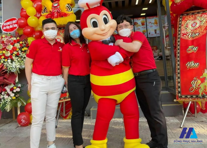 Đỏ và vàng đất là hai màu sắc chủ đạo của thương hiệu Jollibee