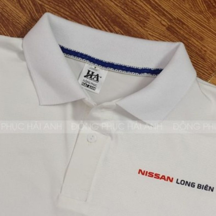 Logo Nissan được tái hiện trên áo rõ nét, chân thực