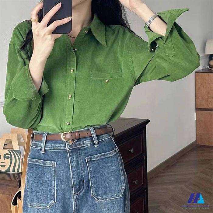Kết hợp FLY88 tặng nạp đầu 188K xanh lá cùng quần jeans năng động, trẻ trung