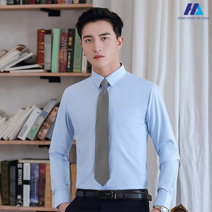 Áo sơ mi xanh dương giúp thể hiện phong cách riêng của phái mạnh 