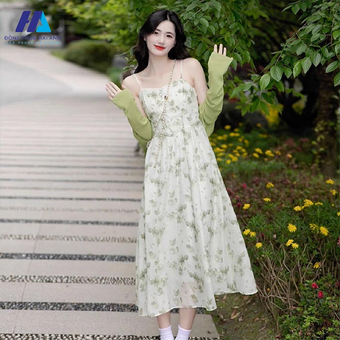 Ngọt ngào, bay bổng cùng mẫu váy maxi hai dây họa tiết hoa nhí 