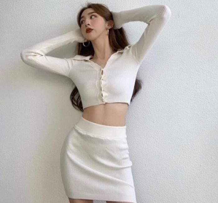 Mẫu Fly883 Mở Tài Khoản dài tay croptop tự tin khoe vòng 2
