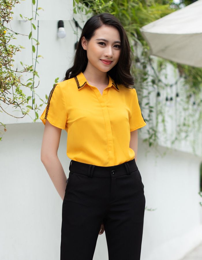 Sơ mi vàng phối quần tây nữ chuẩn đồ Fly88 com cá cược WC 2026