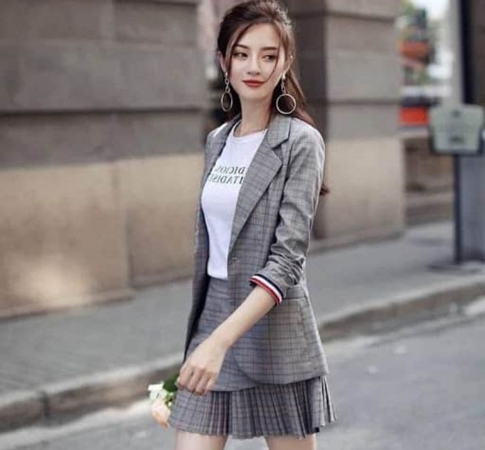 Áo vest phối Fly88com code khuyến mãi cùng màu tạo sự chuyên nghiệp mà vẫn nữ tính