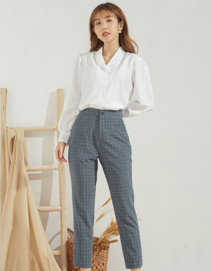 Cách phối đồ Trang Chủ Fly88.Com Uy Tín Đẳng Cấp Số 1 Châu Á nữ đơn giản với quần kaki và sơ mi trắng