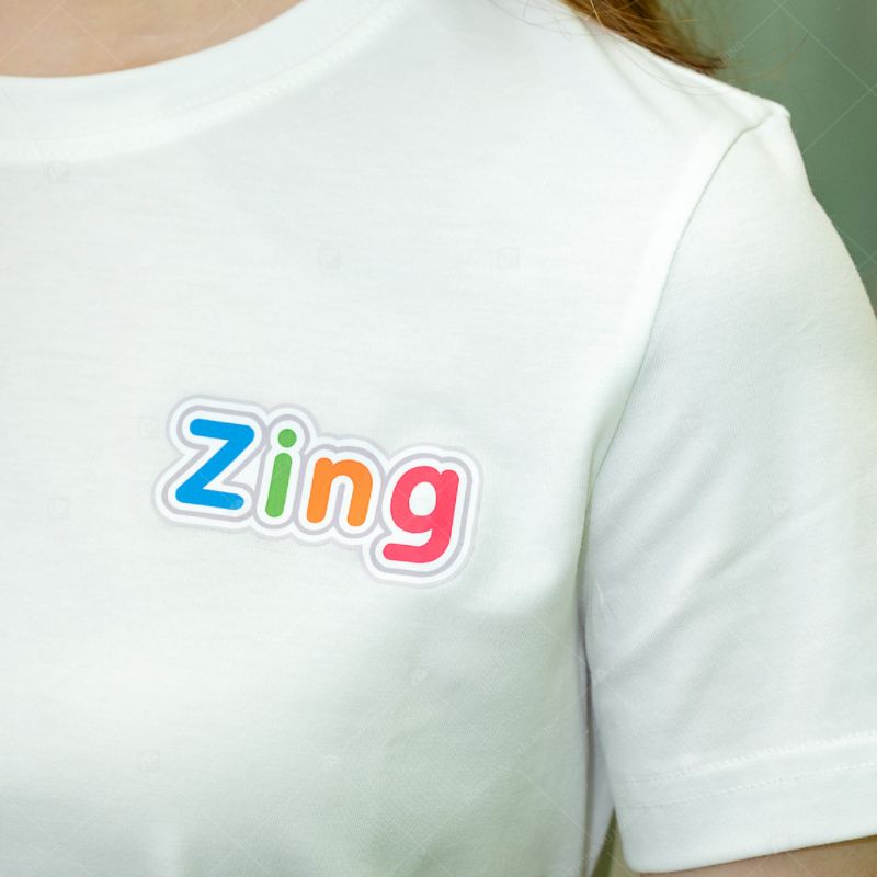 Áo thun cổ tròn màu trắng của Zing News mang đến vẻ thanh lịch và chuyên nghiệp cho nhân viên