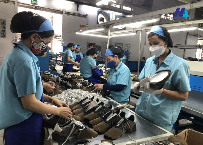 Trang phục bảo hộ lao động giúp bảo vệ sự an toàn cho công nhân giày