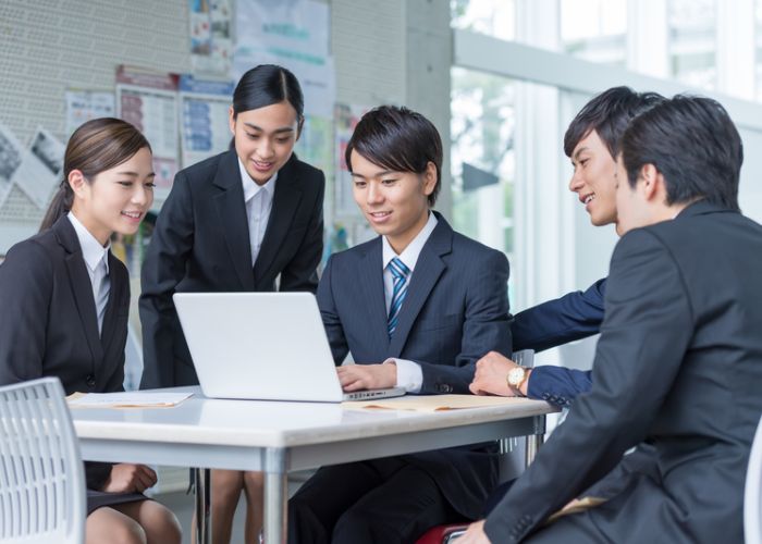 Hình ảnh các nhân viên Nhật đến Trang chính thức của nhà cái FLY88 luôn phải gọn gàng, chỉn chu