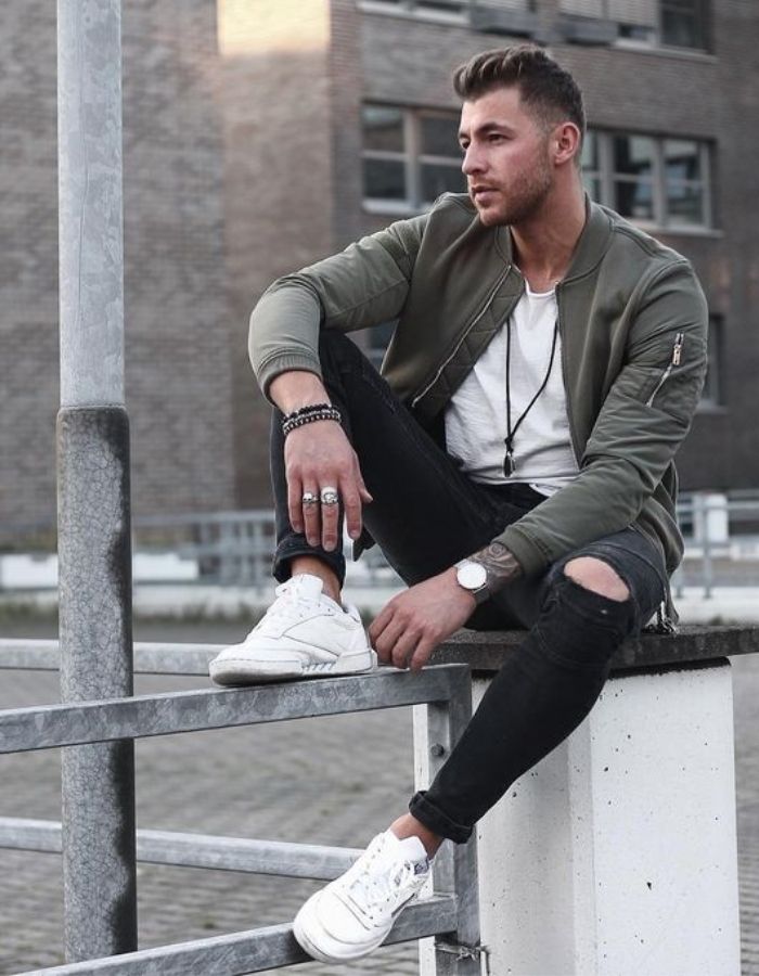 Bụi bặm là những gì Bomber jacket luôn có trong mình