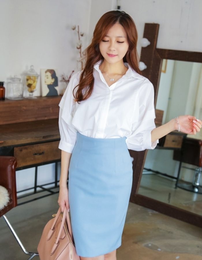 Hình ảnh Flai88 nhà cái OkVip Trang Chủ Fly88.Com Uy Tín Đẳng Cấp Số 1 Châu Á nữ trẻ trung với sơ mi trắng và váy bút chì xanh