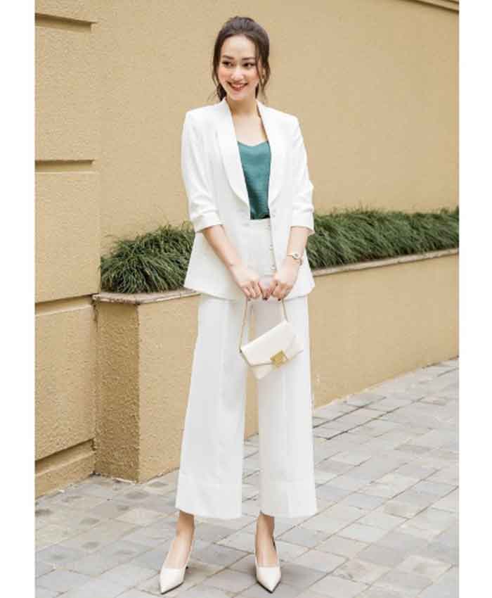 Bộ đồ thanh lịch với áo vest và quần ống suông