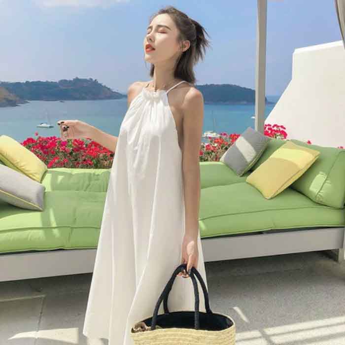 Tạo dáng sang chảnh với đầm cổ yếm