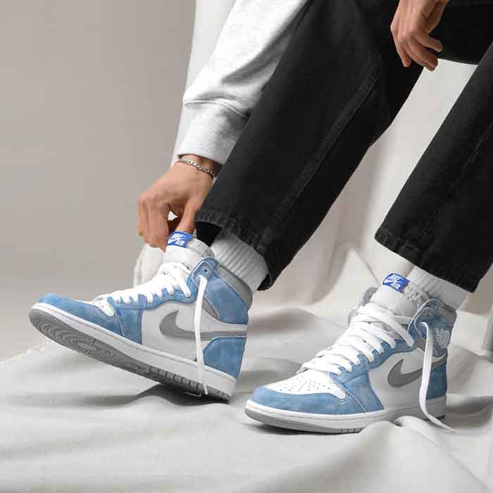 Phối quần ống suông cùng giày sneaker