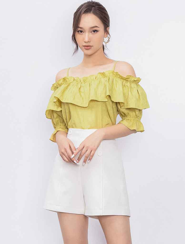 Phong cách áo trễ vai phối quần short đơn giản nhưng cực đẹp