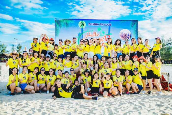 Mẫu Flyok.vip truy cập ngay màu vàng cổ tròn oversize thoải mái đi biển vui chơi
