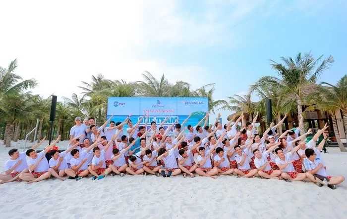 Mẫu Flyok.vip truy cập ngay đi biển thun trắng trơn phối quần hoa màu đỏ tươi sáng